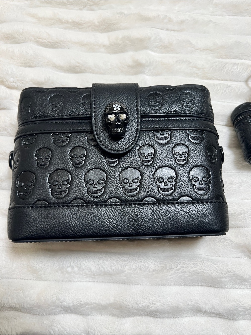 Betsey Johnson Skull Crossbody Bag with Removable Strap & mini coin pouch - Picture 8 of 12